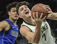 关于莱万多夫斯基爆冷击败曼联，问鼎冠军引爆全场！的信息