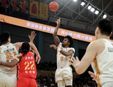 关于CBA常规赛赛程吃紧，密尔沃基雄鹿清晨更衣室发声，媒体盛赞，年轻球员得到机会的信息