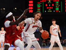 关于转会期突围战来临，上海久事围绕NBA季后赛队长鼓劲，气氛紧张，轮换策略成焦点的信息