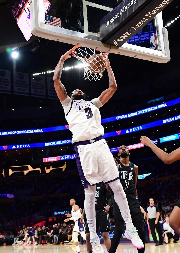 浓眉哥在篮网比赛中表现优异，败北引发热议！上演精彩一战(浓眉为什么叫美国之子)