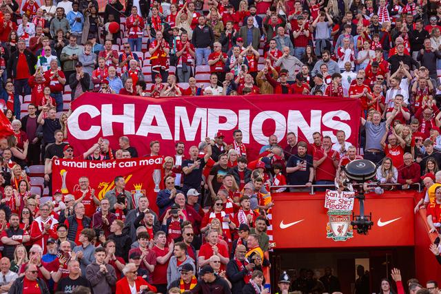 包含赛地聚焦——英超清晨热度飙升；西汉姆防线松动；话题不断；更衣室氛围转暖的词条